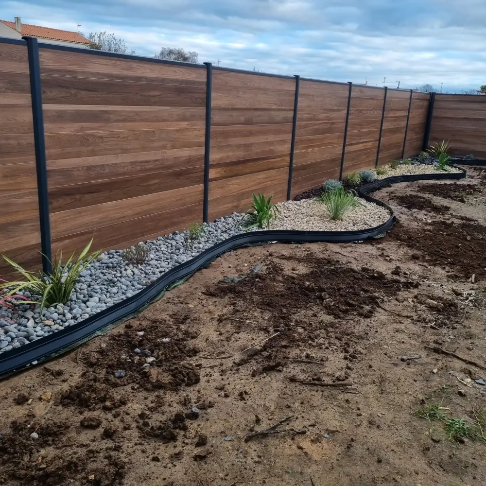 Pose de clôture pour un jardin à Luçon par Bernier Paysage