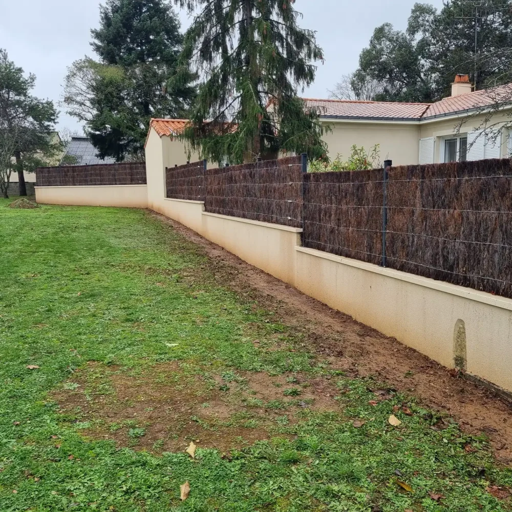 Pose de clôture pour un jardin à Luçon par Bernier Paysage