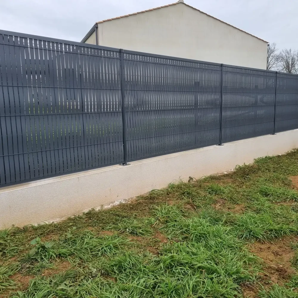 Pose de clôture pour un jardin à Luçon par Bernier Paysage