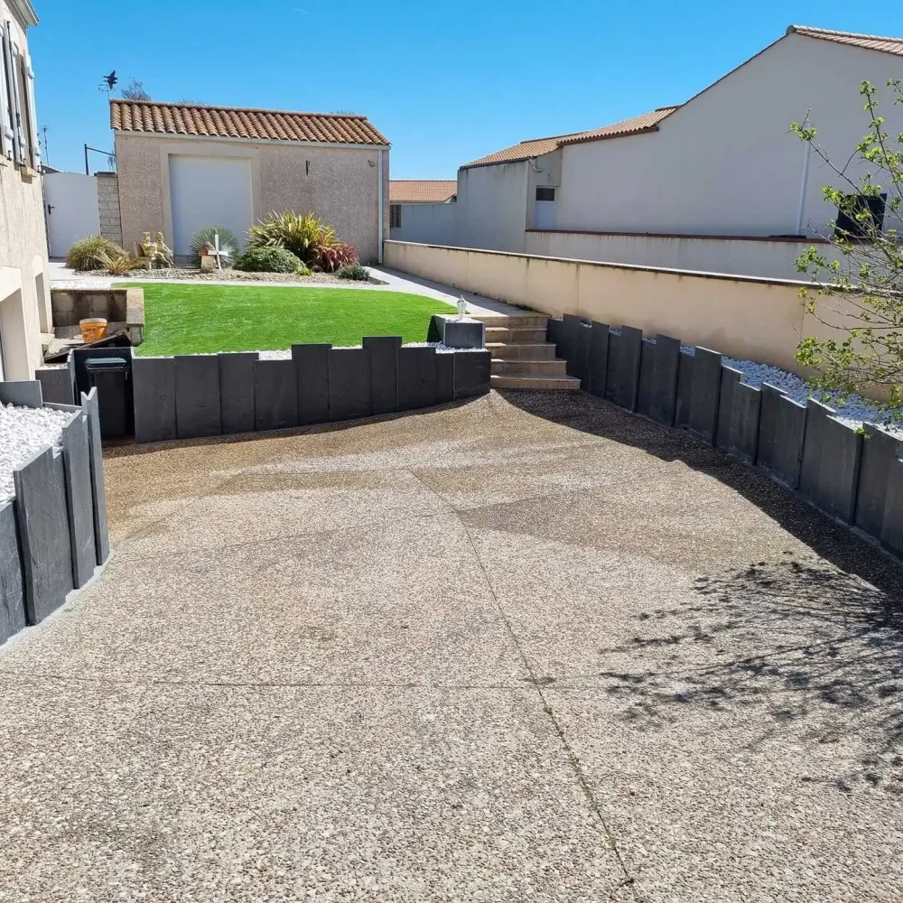 Pose de clôture pour un jardin à Luçon par Bernier Paysage