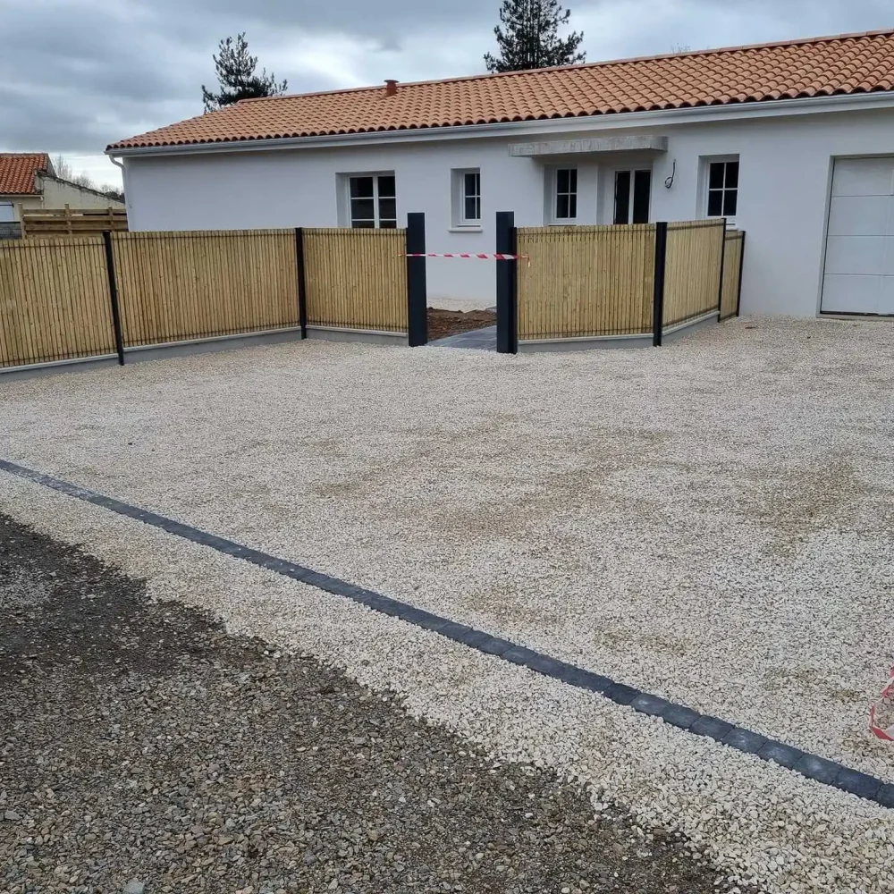 Pose de clôture pour un jardin à Luçon par Bernier Paysage