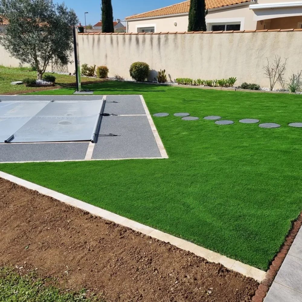 Réalisation d'aménagement de piscine par Bernier Paysage, paysagiste à Luçon