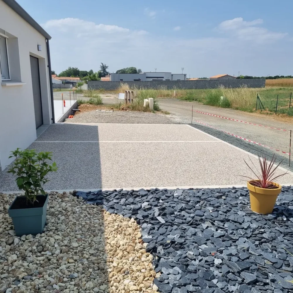 Réalisation d'aménagement de dallage-pavage par Bernier Paysage, paysagiste à Luçon